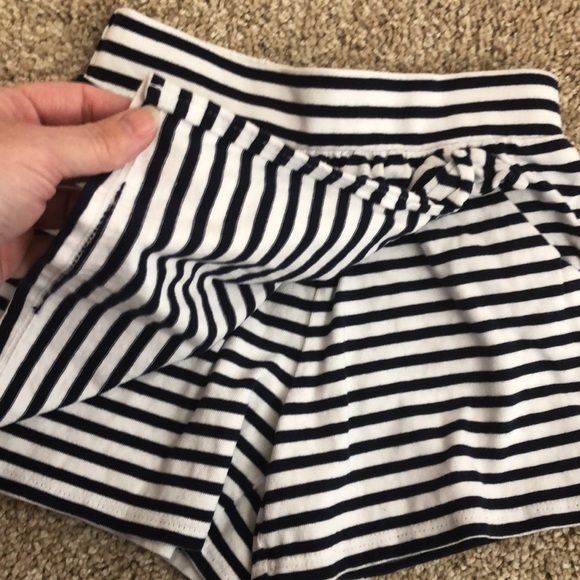 Gymboree size 4 Girls skort nay & White striped - Picture 2 of 6